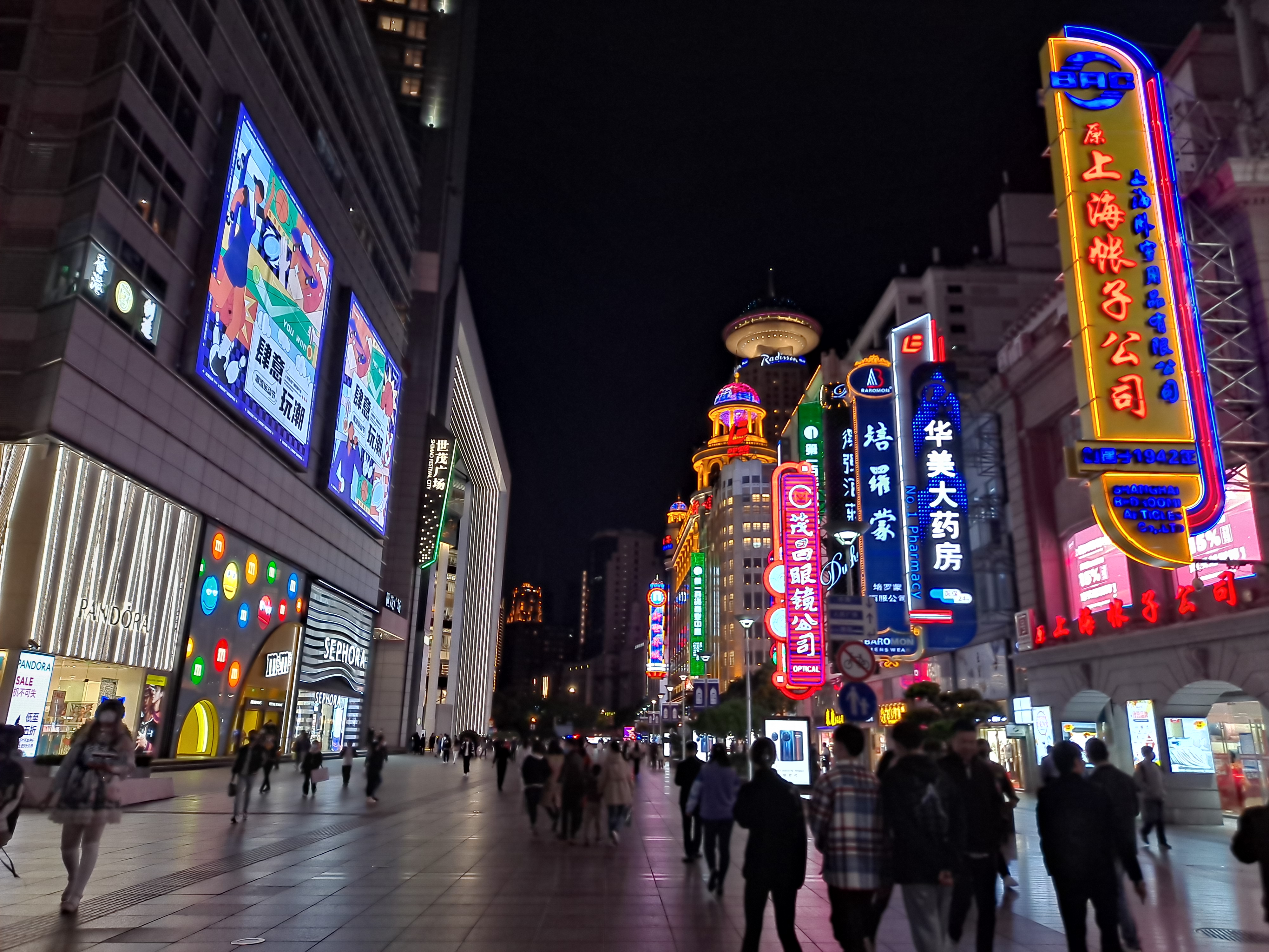 上海南京路步行街夜景，2022